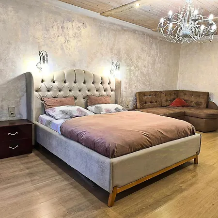 центр цілком спальня і кухня- студія балкон кондеціонер Апартаменти Львів