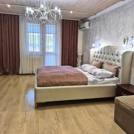 Апартаменти центр цілком спальня і кухня- студія балкон кондеціонер Львів