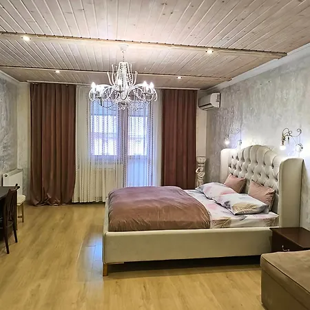 центр цілком спальня і кухня- студія балкон кондеціонер