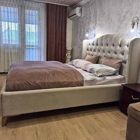 центр цілком спальня і кухня- студія балкон кондеціонер Апартаменти *