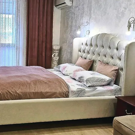 Апартаменти центр цілком спальня і кухня- студія балкон кондеціонер *